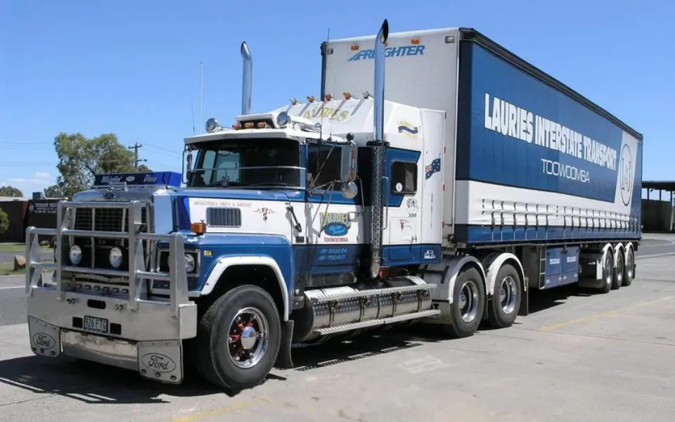 Zakaj domači tovornjaki svojih izpušnih cevi ne usmerijo navzgor?